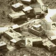 L'image semble représenter une vue aérienne d'un village ou d'un groupe de bâtiments. Plusieurs éléments sont superposés, notamment des cercles de ciblage et des portraits de personnes, suggérant une opération militaire ou un suivi à des fins de surveillance. Le style de l'image, avec ses teintes sépia et ses marqueurs, donne une impression de technologie avancée dans le cadre d'une mission. Les routeurs en terre et les bâtiments semblent rustiques, typiques d'une zone rurale.