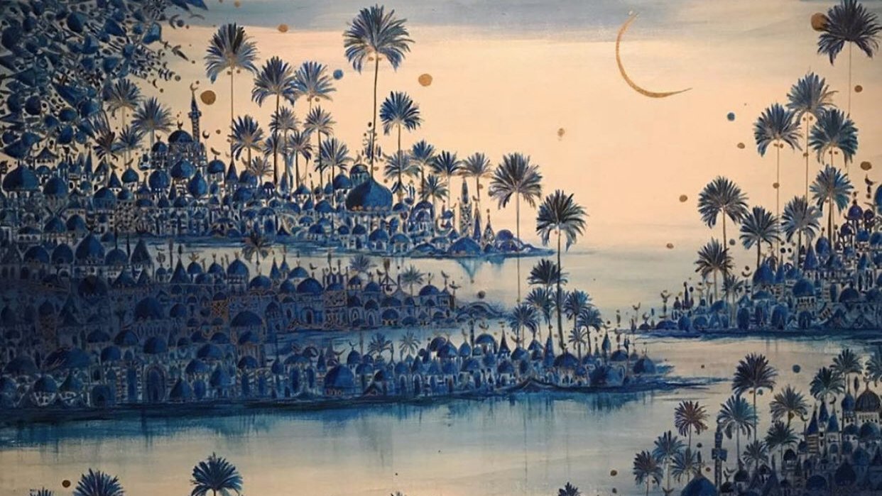 تظهر الصورة مشهدًا فنيًا رائعًا يتكون من ألوان زرقاء تتدرج في ظلالها، حيث يبرز فيها منظر طبيعي يضم العديد من النخيل والمباني التقليدية. السماء تتزين بقمر هلالي، مما يضفي جوًا من السكون والهدوء. تتداخل العناصر المختلفة بشكل جميل، مما يعكس إبداعًا في استخدام المساحات والفواصل. إن هذا العمل الفني ينقل شعورًا بالسلام والتوازن بين الطبيعة والعمارة.