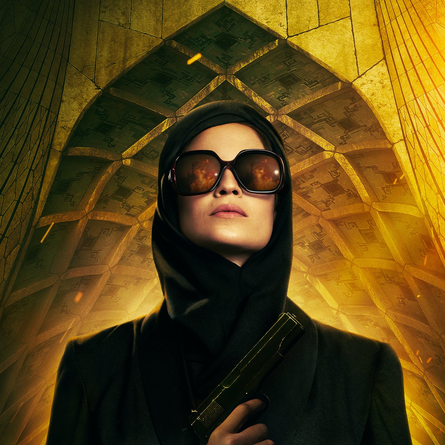 این تصویر یک زن را نشان می‌دهد که با پوشش سیاه و عینک آفتابی بزرگ ایستاده است. او در پس‌زمینه‌ای با معماری منحصربه‌فرد و الگوهای هندسی قرار دارد که حال و هوای مرموز و جذابی ایجاد می‌کند. زن در دستانش یک سلاح کمری دارد و این به او ظاهری قوی و مصمم می‌دهد. نورهای زرد و نارنجی در تصویر احساس هیجان و تنش را تقویت می‌کنند.
