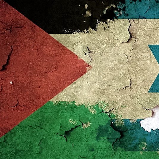 L'image représente une combinaison des drapeaux de la Palestine et d'Israël, affichant des motifs de couleurs et des symboles caractéristiques de chaque pays. Le drapeau palestinien est visible avec ses couleurs rouge, vert et noir, tandis que le drapeau israélien, avec son étoile de David, est en arrière-plan. L'ensemble semble vieillissant et usé, avec des fissures et une texture érodée, évoquant des tensions historiques.