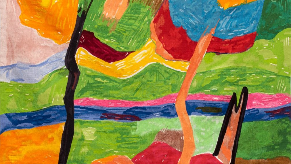 الصورة تظهر عملاً فنياً تجريدياً يحتوي على مجموعة من الألوان الزاهية والخطوط المتنوعة. تتداخل الألوان مثل الأخضر والأزرق والأحمر والبرتقالي بشكل عشوائي، مما يخلق تجسيداً للمناظر الطبيعية أو أشكال غير محددة. يبدو العمل نابضاً بالحياة وينقل إحساساً بالحرية والحركة من خلال استخدام الألوان الديناميكية والتنسيق الممتع.