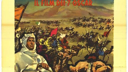 L'image représente une affiche de film pour "Lawrence d'Arabie". Elle montre des éléments évocateurs du désert, avec des cavaliers à dos de chameau en mouvement. Au premier plan, une figure centrale, probablement le personnage principal, porte des vêtements traditionnels arabes et semble inspirée par la bataille ou l'aventure. Le titre du film est écrit en lettres stylisées, et l'affiche mentionne plusieurs acteurs célèbres ainsi que des récompenses reçues par le film. Les couleurs sont vives et capturent l'intensité de l'histoire.