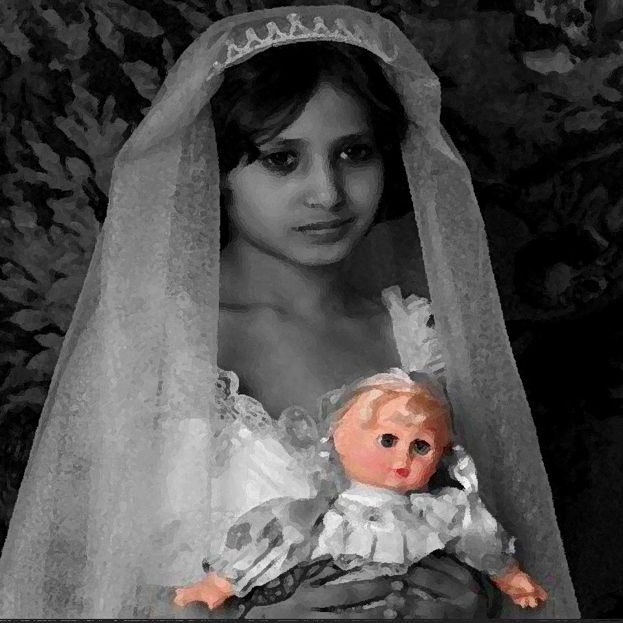 در این تصویر، دختری با لباس عروسی سفید دیده می‌شود. او یک تور سفید بر سر دارد و در دستانش یک عروسک حدوداً صورتی‌رنگ را نگه داشته است. چهره‌اش حالتی ملایم دارد و به دوردست نگاه می‌کند. زمینه تصویر با نقوش گیاهی و تیره‌تری تزئین شده که توجه را به خود جلب می‌کند. این ترکیب رنگی و حال و هوا حس نوستالژیک و بی‌گناهی را منتقل می‌کند.