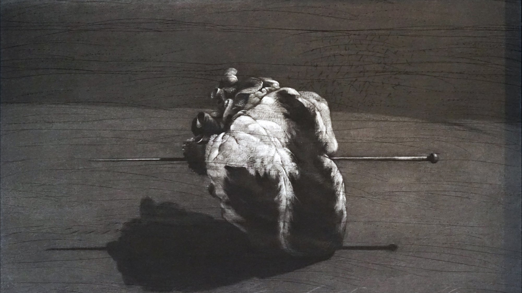 L'image représente une composition intriguante réalisée dans des tons de gris et de noir. Au centre, on voit une forme organique ou une sorte de nuage, qui semble être en mouvement ou en train de se déformer. Deux tiges verticales partent de cette forme, projetant des ombres sur le fond. L'ensemble évoque une atmosphère à la fois surréaliste et abstraite, laissant place à l'interprétation personnelle du spectateur. Le fond est texturé, ajoutant à la profondeur et à la complexité de l'œuvre.