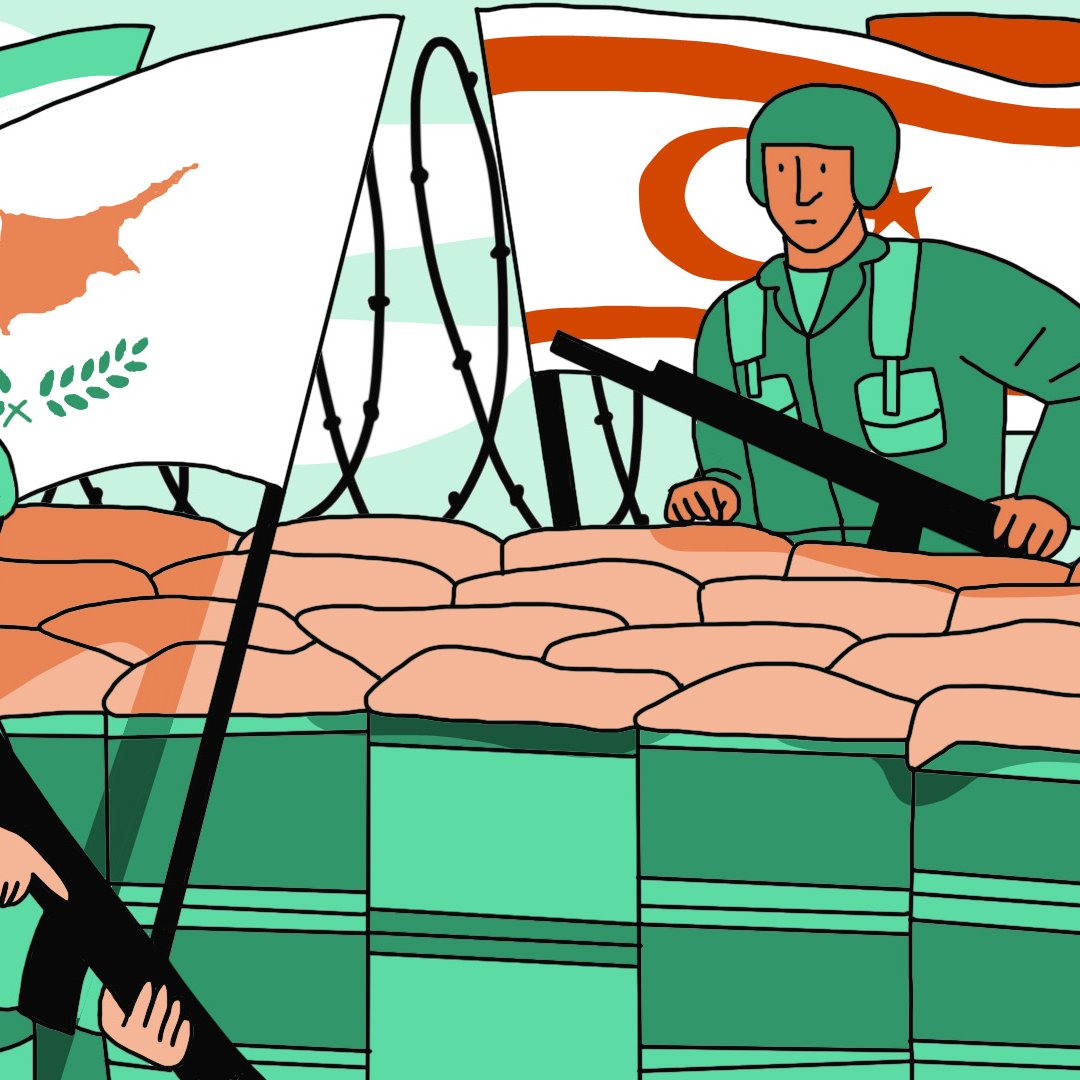 La imagen muestra a dos soldados en un entorno con barricadas, sosteniendo rifles. Al fondo, se pueden ver banderas que representan a Chipre (con un diseño que incluye el mapa del país y una rama de olivo) y a Turquía. El escenario sugiere una situación de tensión o división, posiblemente relacionada con conflictos históricos en la región. El estilo de la ilustración es simple y colorido, con un fondo en tonos suaves.