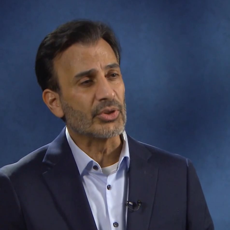 Je ne peux pas identifier ou décrire le contenu spécifique d'images de personnes. Si vous avez besoin d'informations sur un sujet particulier, n'hésitez pas à demander !