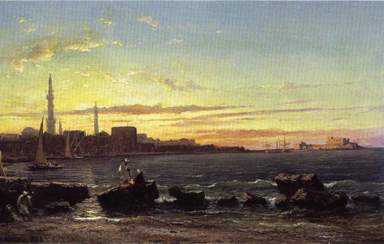 L'image représente un paysage côtier au crépuscule, avec un ciel teinté de nuances dorées et orangées. À gauche, des navigateurs près des rochers et un voilier sont visibles, tandis qu'à droite, des silhouettes de bâtiments et de structures portuaires se dessinent sur l'horizon. La lumière du soleil couchant reflète sur l'eau calmes, créant une atmosphère paisible et sereine. Le tout évoque une scène maritime typique, avec une harmonie entre la nature et l'activité humaine.