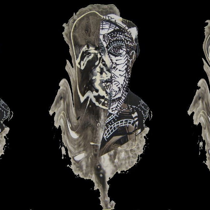 L'image présente une série de trois sculptures stylisées ou portraits, qui semblent légèrement déformés ou ondulés, créant une impression de mouvement ou d'abstraction. Chaque figure a des traits faciaux simplifiés, avec des éléments graphiques noirs et blancs qui évoquent un style artistique particulier. L'arrière-plan est noir, ce qui met en avant les détails des sculptures et accentue leur caractère énigmatique. Ces œuvres pourraient évoquer des thèmes comme l'identité ou la perception.