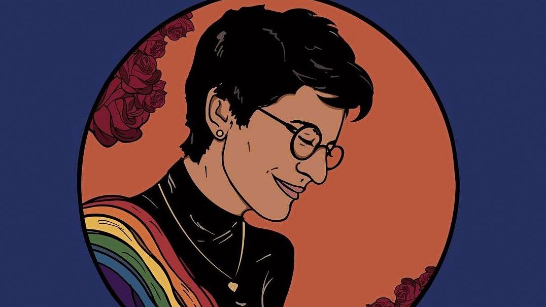 L'image présente une illustration stylisée d'une femme avec des cheveux courts et des lunettes. Elle porte un haut noir et affiche un sourire. Autour d'elle, il y a des roses rouges sur un fond orange. En bas de l'image, il y a une inscription qui mentionne le nom "Sarah Hegazi" accompagnée de couleurs arc-en-ciel, symbolisant probablement la fierté LGBTQ+.