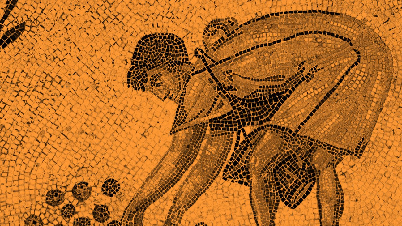 L'image montre une mosaïque représentant une scène de récolte. On y voit une figure humaine, probablement un jeune homme, accroupie en train de ramasser des fruits, probablement des oranges ou des pommes. Le personnage est dessiné avec des tesselles de couleur claire et foncée, créant un contraste intéressant avec le fond. L'ensemble de la composition semble évoquer le travail des champs et la connexion à la nature.