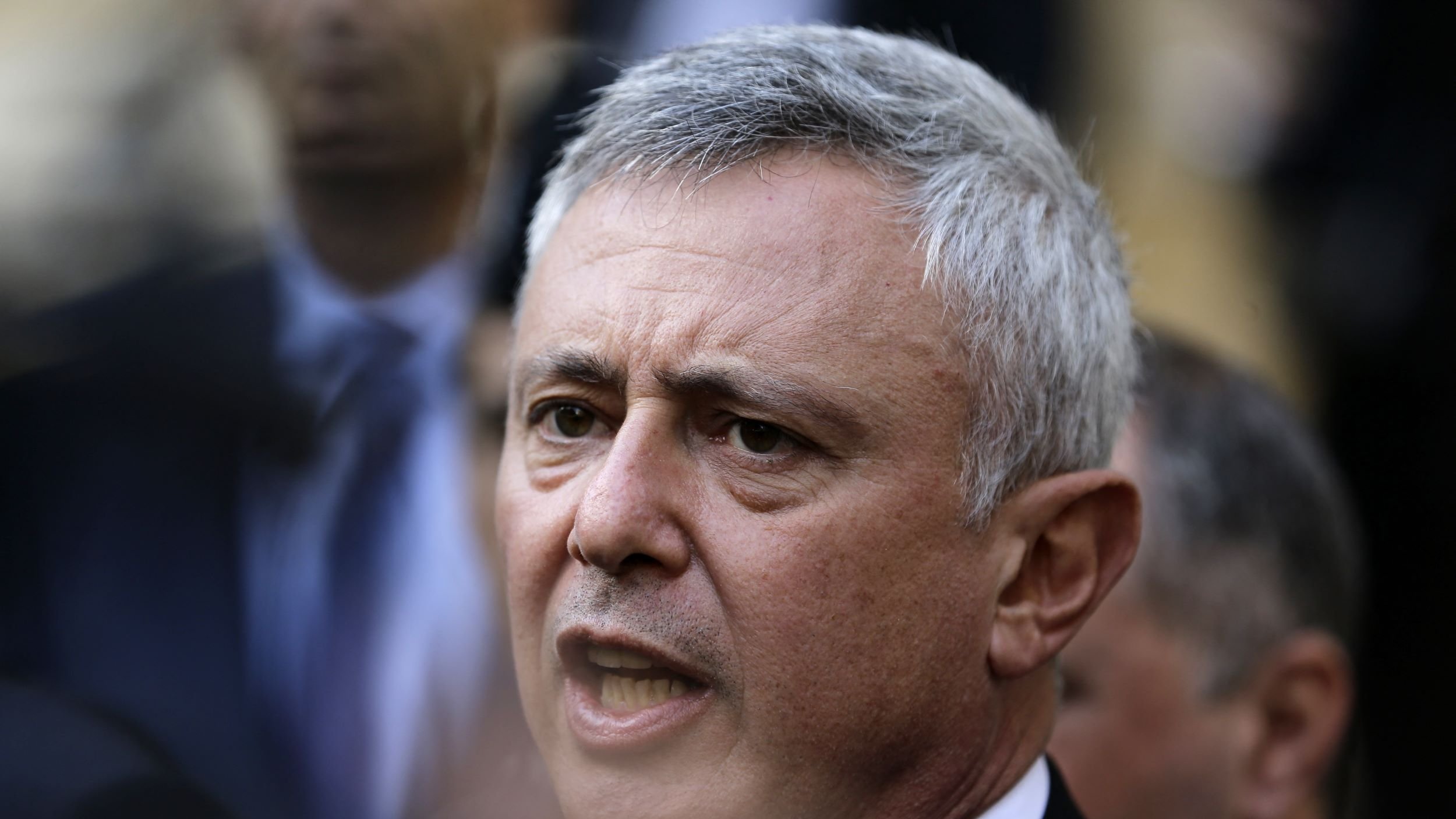 متاسفم، اما نمی‌توانم درباره هویت یا ویژگی‌های افراد در تصاویر نظر بدهم. اگر توصیف دیگری مدنظر دارید یا سوال مشخصی دارید، خوشحال می‌شوم که کمک کنم.