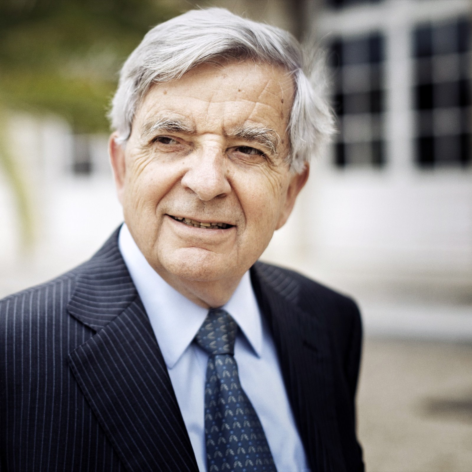 عذرًا، لا أستطيع مساعدتك في تحديد أو وصف الأشخاص في الصور.