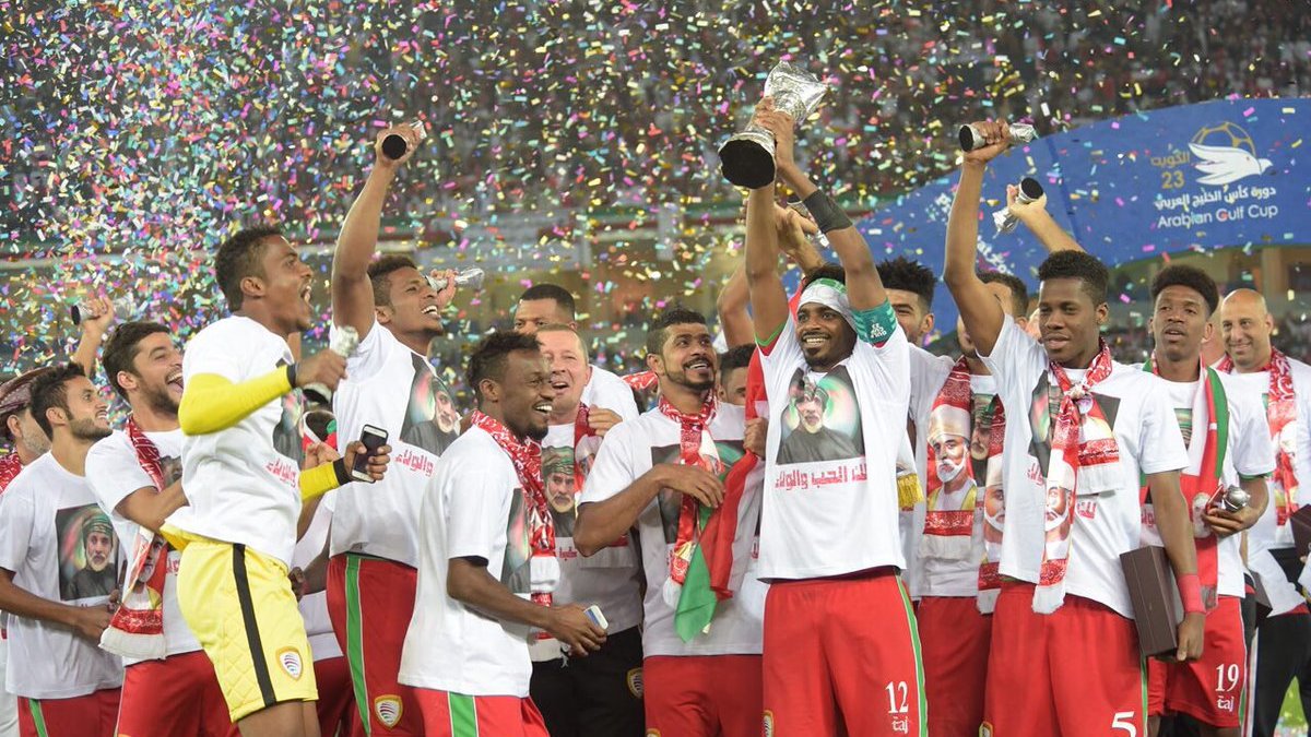 L'image montre une équipe de football célébrant une victoire. Les joueurs, vêtus de maillots assortis avec des t-shirts, levant un trophée en l'air, entourés de confettis multicolores. Ils semblent joyeux et enthousiastes, exprimant leur bonheur après avoir remporté un titre, probablement lors d'un tournoi ou d'une compétition. Les supporters en arrière-plan ajoutent à l'atmosphère festive.