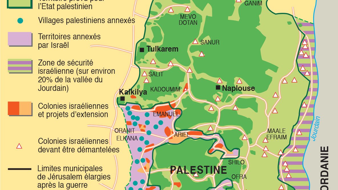 L'image représente une carte géographique de la Palestine et d'Israël. On y trouve les territoires autonomes palestiniens, notamment les zones A et B, ainsi que les villages palestiniens annexés. La carte indique également les colonies israéliennes, les villes principales comme Jérusalem, Ramallah, et Bethléem, ainsi que d'autres localités importantes. Les frontières de la ligne verte, établie en 1967, sont également marquées, délimitant les territoires contrôlés par Israël et ceux de l'Autorité palestinienne. Les couleurs et les symboles sont utilisés pour représenter différentes zones et projets liés à ces régions.