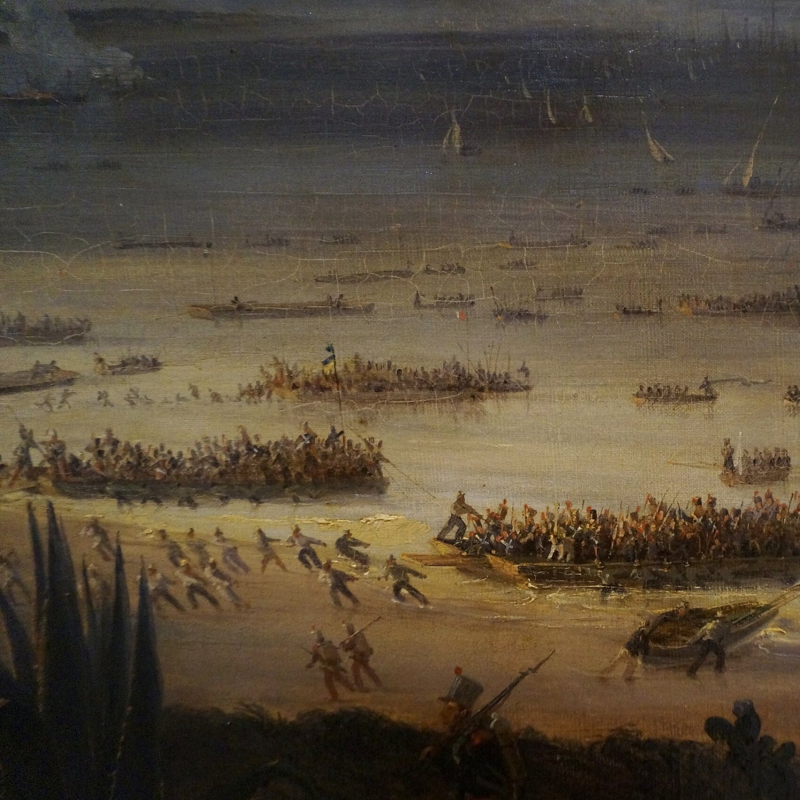 این تصویر یک صحنه دریا را نشان می‌دهد که در آن گروهی از افراد در حال مبارزه یا جابجایی در کنار ساحل هستند. قایق‌های زیادی در آب دیده می‌شوند و آدم‌ها در حال فعالیت‌های مختلفی هستند. فضای کلی پر از حرکت و تنش است.