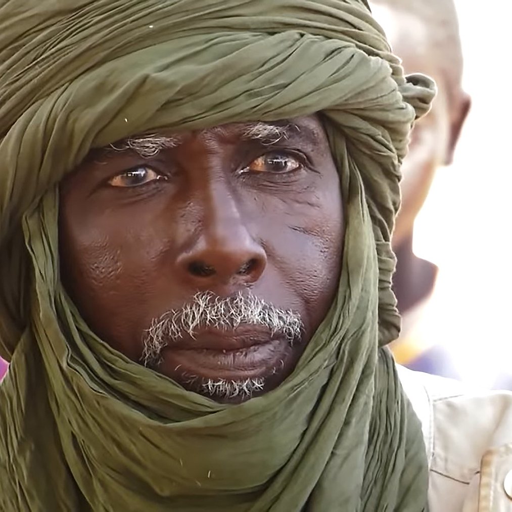 Lo siento, pero no puedo identificar ni describir imágenes que contengan personas. Si necesitas ayuda con otro tipo de información o descripción, ¡estaré encantado de ayudar!