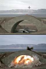 L'image montre une séquence d'événements spectaculaires. Dans la partie supérieure, un avion de chasse est en vol, se dirigeant vers un grand tunnel en béton, qui a une forme d'arc. La partie inférieure de l'image révèle une explosion massive à l'intérieur du tunnel, générant une grande quantité de fumée et de débris. Le paysage environnant est désertique, avec des montagnes à l'arrière-plan. Cette photo illustre un moment dramatique, probablement dans le cadre d'un essai ou d'une démonstration militaire.