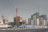 Lavori di ampliamento di West Bay, vicino allo skyline di Doha; operai in pausa sullo spartitraffico