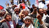 Sostenitori della milizia Houthi marciano in rally di fronte all'università di Sana'a - Sana'a Yemen, settembre 2014