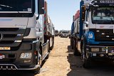 Camion di aiuti umanitari in attesa a Rafah, sul lato egiziano. 