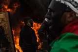 Des manifestants se protègent de l'armée israélienne derrière une barricade enflammée, devant la colonie de Beit El. Dans les jours qui viennent, le gouvernement israélien devrait approuver la construction de plusieurs milliers d'unités de peuplement supplémentaires en Cisjordanie.