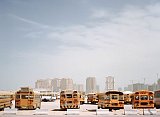 Vecchi scuolabus utilizzati per trasportare i lavoratori al cantiere dell'isola artificiale {The Pearl}, in costruzione dal 2007