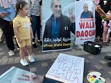 La figlia di Walid Daqqa (Milad) durante un sit-in per chiedere la liberazione del padre.