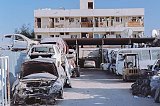 Autodemolitore e piccoli alloggi collettivi nella zona industriale di Doha (Al-Sanaiyah) dove vive la maggior parte dei lavoratori stranieri, nella parte ovest della città, non lontano dalla base militare americana di Al-Udeid 