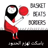 Une joueuse de basket lance un ballon, message d'unité et d'inclusion.