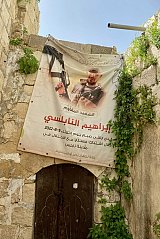  Ritratto di Ibrahim Nabulsi nel luogo in cui è stato ucciso dall'esercito israeliano nella città vecchia di Nablus, 9 agosto 2022. 