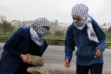 « Nous sommes sur notre terre. Ils n'ont rien à faire ici. Ce sont eux les agresseurs, pas nous », clame une jeune fille, le visage dissimulé. À ses côtés, elles sont une dizaine à disposer inlassablement des pierres sur la route afin d'entraver l'avancée des véhicules israéliens.