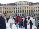 Photo prise par Hicham Mansouri à Vienne. Le cercle rouge entoure les deux barbouzes qui se prennent en photo du château de Schönbrunn.