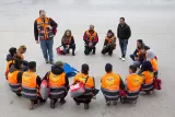 Une équipe de secouristes se prépare avant le début de la manifestation. Ils savent qu'ils ne seront pas épargnés par l'armée israélienne, en cas d'affrontements. Le 27 mars, un jeune médecin volontaire de 17 ans a été pris pour cible par les forces israéliennes au camp de Deisheh, à Bethléem. Il est décédé quelques heures plus tard à l'hôpital.