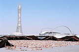 Il {Khalifa International Stadium} e l'{Aspire Tower} (o Torch Tower) nell'Aspire Zone, il primo «quartiere sportivo» di Doha (Al-Aziziyah), qui il giorno dopo una tradizionale cerimonia in tenda. Più tardi, nella piccola città costiera di Al-Khor verrà costruito anche uno stadio a forma di tenda (Al-Bayt)