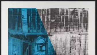 تصویر شامل دیوارهای ویرانهای با سایههای آبی و سیاه است و آثار خرابی را نشان میدهد.