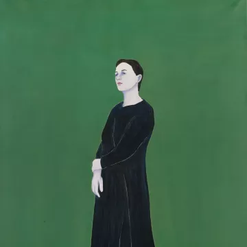 Femme en robe noire, les bras croisés, sur fond vert éclatant.