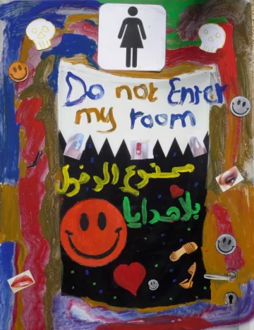 L'image représente une porte décorée avec plusieurs éléments visuels colorés. Au centre, il y a un symbole féminin indiquant l'accès à la chambre. Les mots "Do not enter my room" sont écrits en haut, tandis qu'en bas, il y a une inscription en arabe. Le fond est orné de dessins et de motifs joyeux, comme des cœurs et des visages souriants. Des illustrations de yeux et de têtes de mort ajoutent une touche audacieuse à l'ensemble.