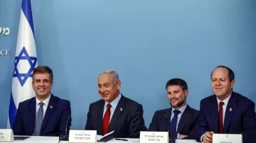 الصورة تظهر مجموعة من الرجال الجالسين حول طاولة في مؤتمر صحفي، مع العلم الإسرائيلي خلفهم. يُظهر تعبير وجوههم الابتسامة والجدية، مما يُشير إلى أنه حدث رسمي أو سياسي. يُمكن أن تكون هذه اللقاءات مرتبطة بقضايا حكومية أو سياسية في إسرائيل.