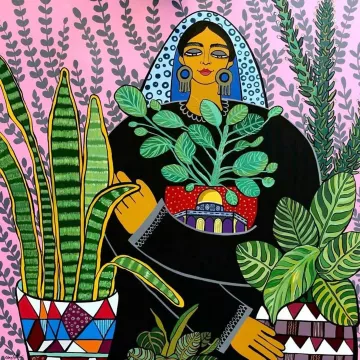 Femme en robe noire, entourée de plantes vertes sur un fond rose.