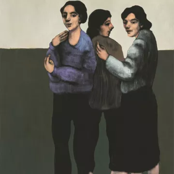 Trois figures humaines aux vêtements sombres, se tenant et échangeant des regards.