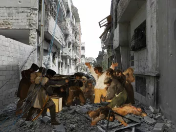 L'image montre une scène tragique dans une rue ruineuse. On peut y voir des bâtiments endommagés, des débris sur le sol et une atmosphère de chaos. Au centre, des personnages semblent exprimés des émotions intenses, avec des gestes qui suggèrent désespoir et lutte. La juxtaposition des figures humaines avec l'environnement détruit souligne la gravité de la situation. L'éclairage met en avant le contraste entre les ombres et les zones éclairées, créant une ambiance dramatique.