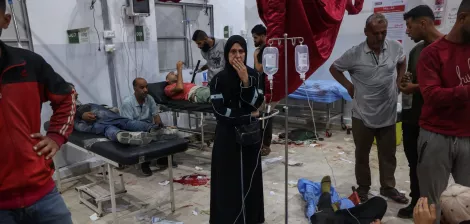Une salle d'hôpital chaotique avec des blessés et des soignants.