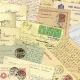 L'image présente un collage de lettres et de cartes postales anciennes. On peut voir des timbres de différentes couleurs et des écritures manuscrites sur le papier, évoquant des échanges de correspondance d'une époque révolue. Les documents sont variés en taille et en style, avec des motifs et des designs typiques du passé. Les en-têtes portent des noms et des adresses, ajoutant une touche personnelle à cette collection historique.