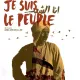 L'image est une affiche de film avec le titre "Je suis le peuple" écrit en lettres stylisées et en rouge. Au centre, on voit un homme, probablement en tenue traditionnelle, exprimant une forte émotion. En arrière-plan, il y a des silhouettes de personnes et des oiseaux qui s'envolent, créant une atmosphère dynamique et engagée. Le nom de la réalisatrice, Anna Roussillon, figure en bas, indiquant que c'est un film qui pourrait aborder des thèmes socio-politiques. L'ensemble de l'affiche évoque une recherche d'identité et de revendication collective.