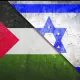 L'image montre deux drapeaux superposés de manière à ce qu'ils se rencontrent en diagonale. À gauche, le drapeau palestinien, aux couleurs rouge, noir, vert et blanc, et à droite, le drapeau israélien, avec ses couleurs bleu et blanc, comportant une étoile de David. Le fond des drapeaux présente une texture rugueuse, évoquant une ambiance de conflit ou de tension.