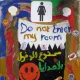 L'image représente une porte décorée avec plusieurs éléments visuels colorés. Au centre, il y a un symbole féminin indiquant l'accès à la chambre. Les mots "Do not enter my room" sont écrits en haut, tandis qu'en bas, il y a une inscription en arabe. Le fond est orné de dessins et de motifs joyeux, comme des cœurs et des visages souriants. Des illustrations de yeux et de têtes de mort ajoutent une touche audacieuse à l'ensemble.