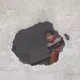 L'image montre un enfant qui regarde à travers un trou dans un mur. Le mur est en mauvais état, avec une surface rugueuse et des fissures visibles. L'enfant porte un pull rayé et semble curieux, se penchant légèrement pour observer ce qui se trouve de l'autre côté du mur. La scène évoque une atmosphère d'exploration et d'intrigue.