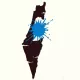 L'image représente une silhouette de la carte d'Israël, stylisée en noir. Au centre, il y a une éclaboussure de couleur bleue, qui attire l'attention et donne une impression de dynamisme. Le contraste entre le noir et le bleu rend l'image visuellement frappante.