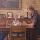 L'image montre deux hommes assis à une table en bois dans une pièce décorée avec un papier peint aux motifs rétro. L'ambiance est intérieure et intimiste, avec une lampe à côté et des photos accrochées au mur. Les deux hommes semblent engagés dans une conversation sérieuse. Le premier homme, à gauche, est vêtu d'une chemise sombre et regarde l'autre. Le deuxième homme, à droite, fume une cigarette et semble pensif. L'éclairage doux ajoute à l'atmosphère.