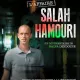 L'image présente un homme nommé Salah Hamouri, qui est au centre d'un documentaire réalisé par Nadir Dendoune. On le voit dans un environnement sombre, peut-être un couloir ou un espace industriel. Le texte indique qu'il s'agit de l'affaire de Salah Hamouri et pose la question de pourquoi un Franco-Palestinien a été emprisonné dans l'indifférence générale. L'atmosphère générale évoque un sentiment de gravité et d'urgence concernant son histoire.